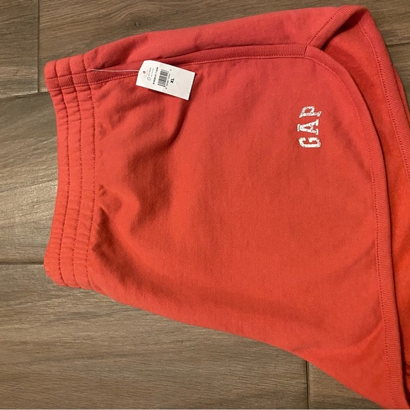GAP Women's Vibrant Coral Athletic Shorts - Picture 4 of 5
